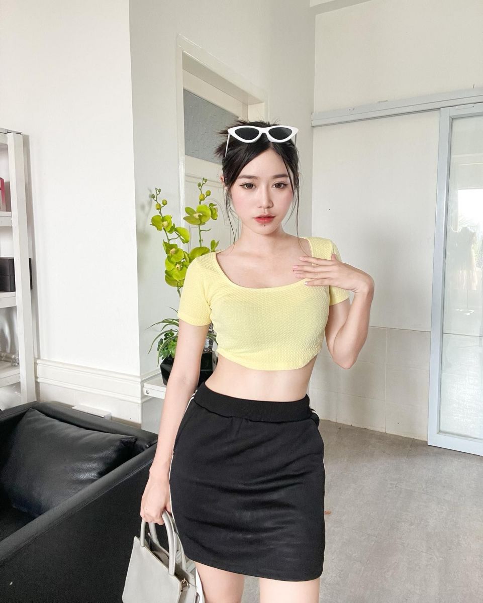 Cô gái xinh đẹp trong không gian nội thất hiện đại