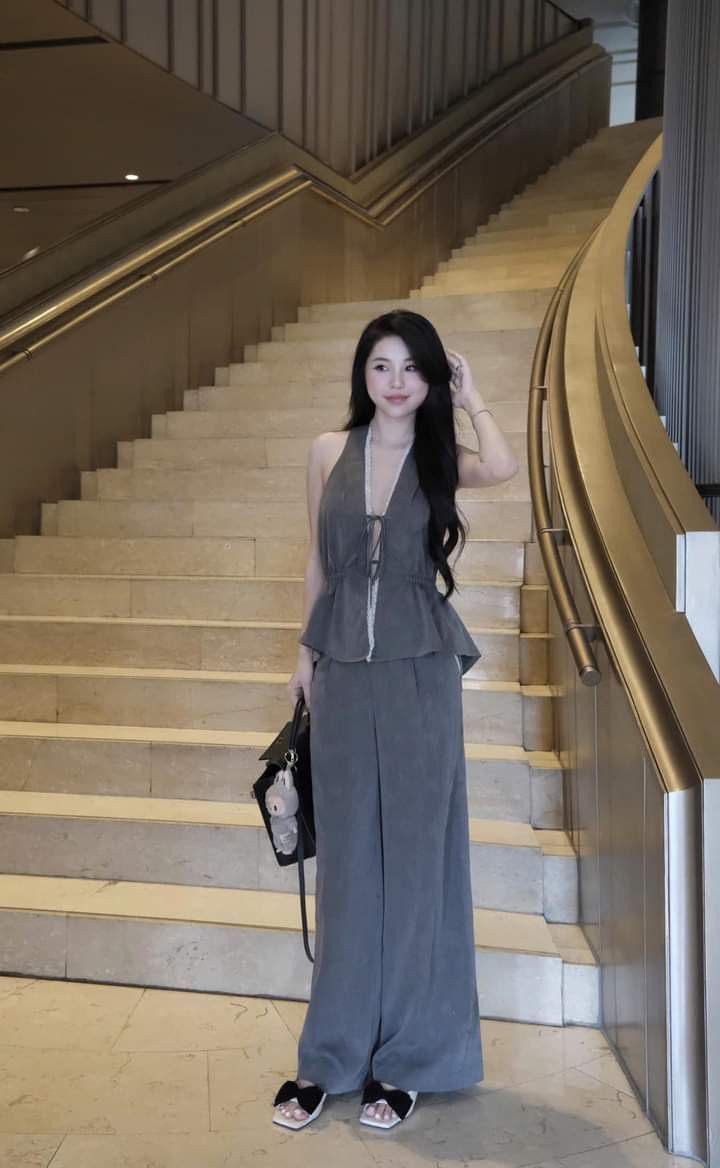 Cô gái xinh đẹp trong không gian sang trọng
