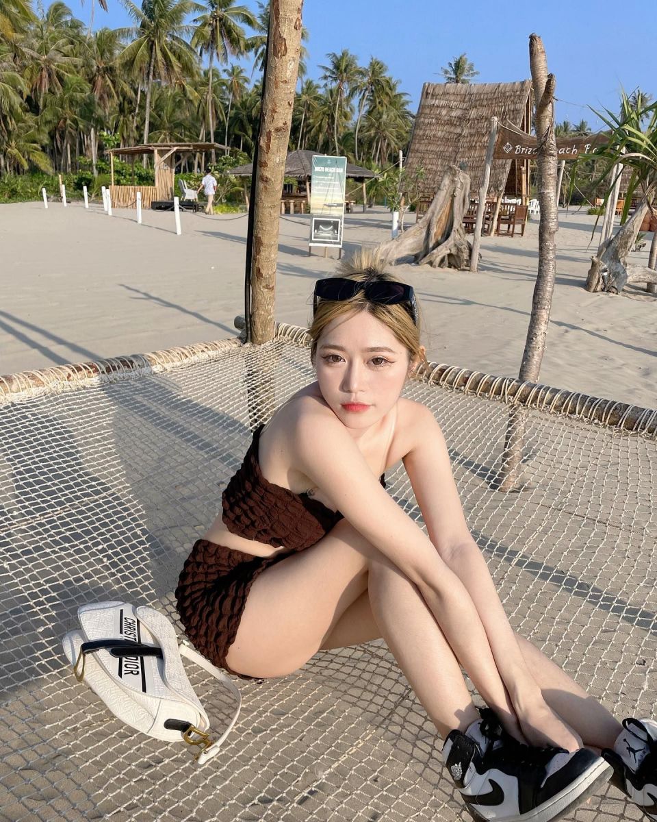 Mặc Bikini Trên Vòng Bê Bờ Biển