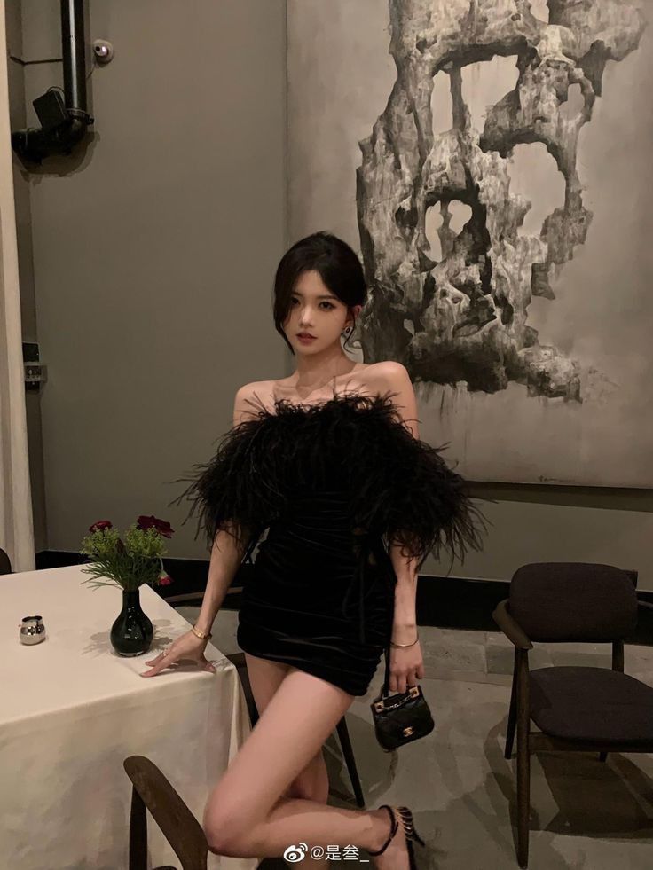 Gái: Cô Gái Mặc Váy Đen Ôm Sát Cơ Thể Tạo Dáng Bên Quán Bar