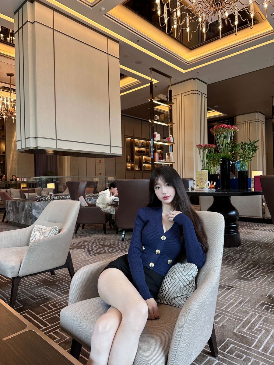 Gái: Cô Gái Trẻ Mặc Áo Blouse Xanh Và Chân Váy Ngắn