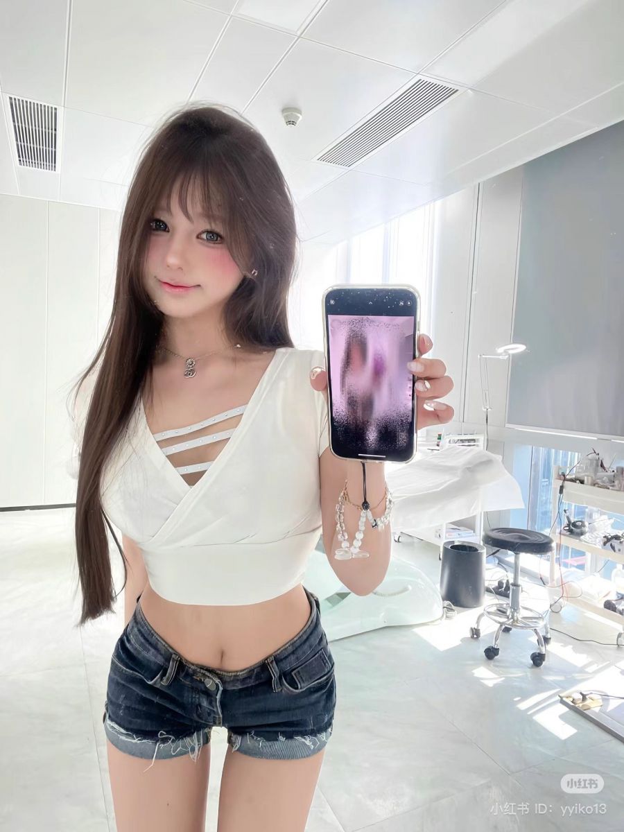 Gái: Cô Gái Trẻ Mặc Áo Crop Top Trắng Và Quần Shorts Denim