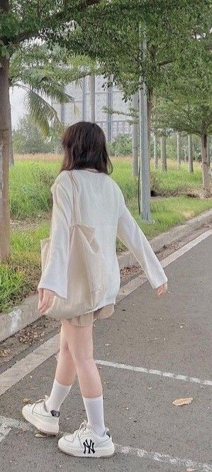 Gái: Cô Gái Trẻ Mặc Áo Khoác Trắng Và Quần Shorts