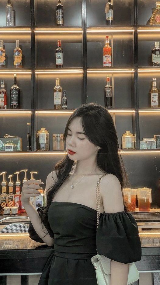 Gái: Cô Gái Trẻ Mặc Đầm Đen Tại Quầy Bar