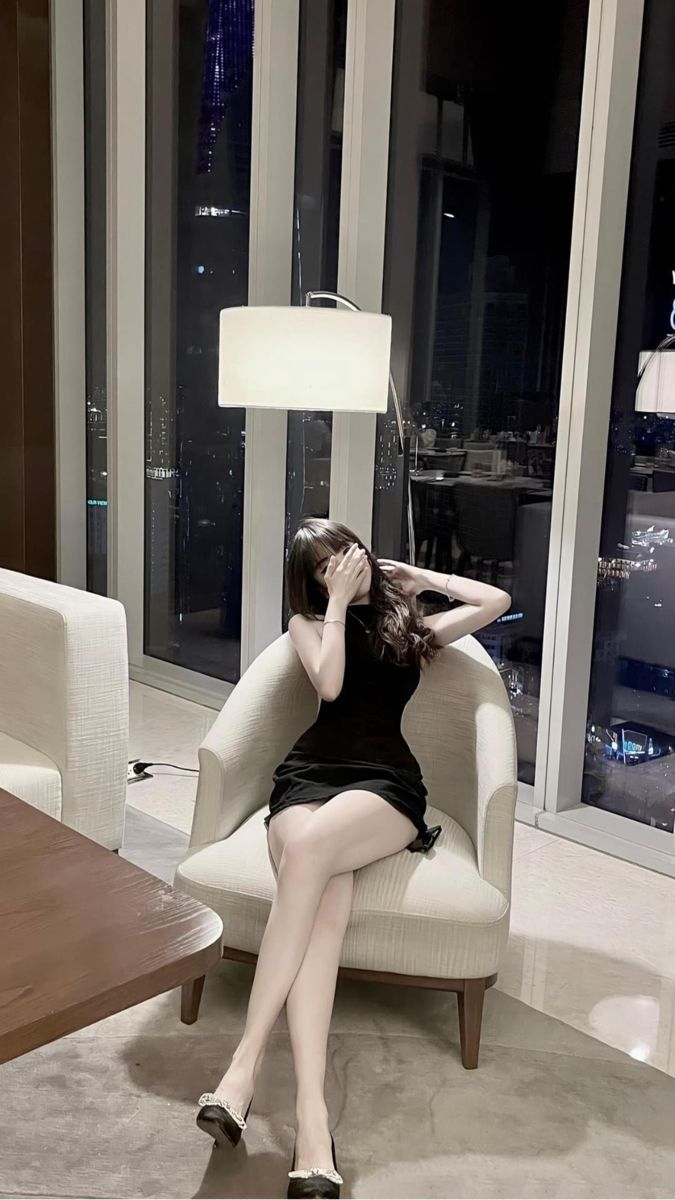 Gái: Cô Gái Trẻ Mặc Váy Đen Ngồi Trên Ghế Sofa Sang Trọng