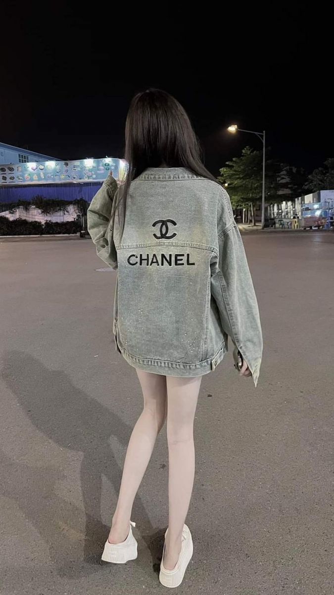 Gái: Cô Gái Trẻ Trong Áo Khoác Jean Màu Xám