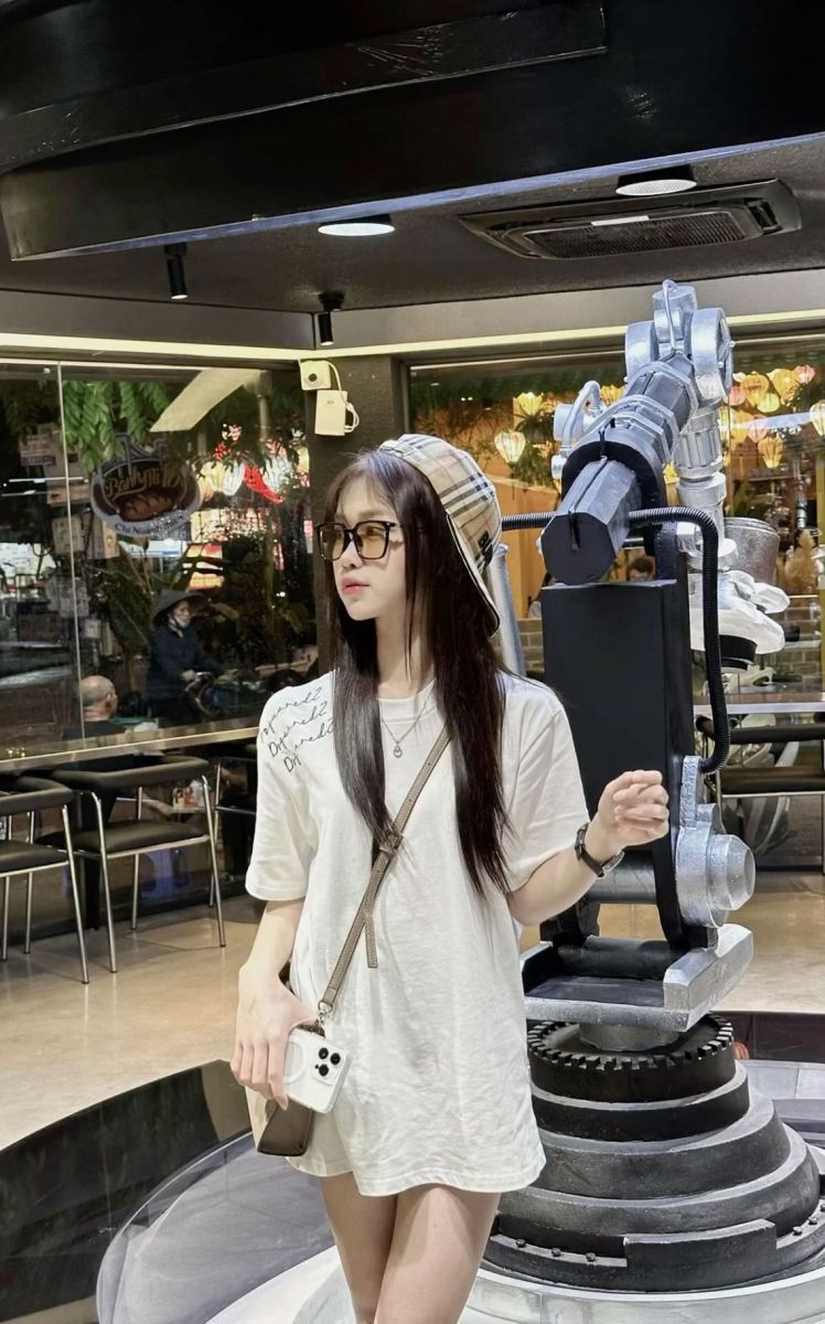 Gái Dễ Thương Trong Quán Cà Phê Hiện Đại