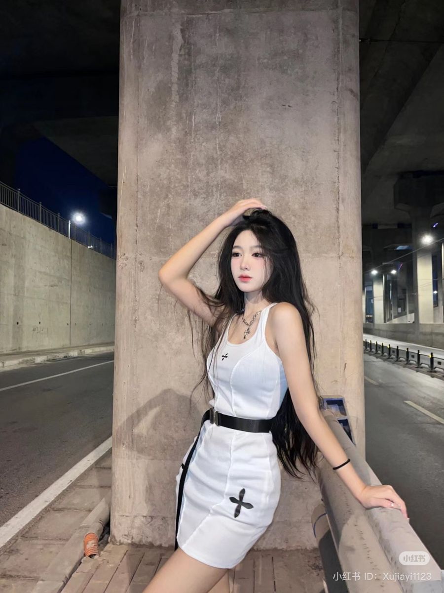 Gái Dưới Cánh Cột Trụ Bê Tông Mặc Đầm Trắng