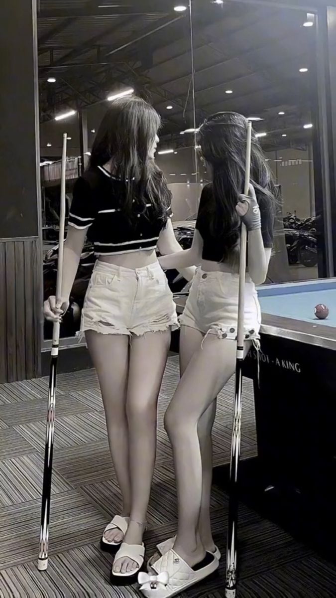 Gái: Hai Cô Gái Trẻ Mặc Áo Crop Top Và Quần Short Ngắn