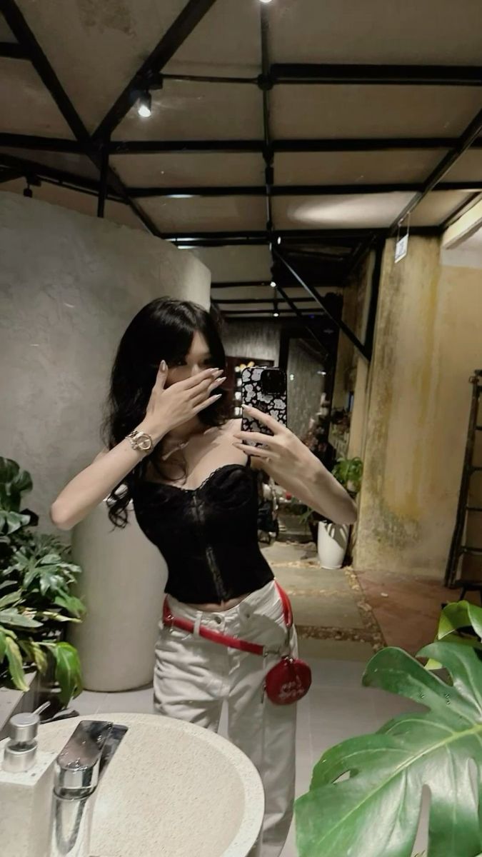 Ảnh Gái Mặc Áo Corset Đen và Quần Trắng