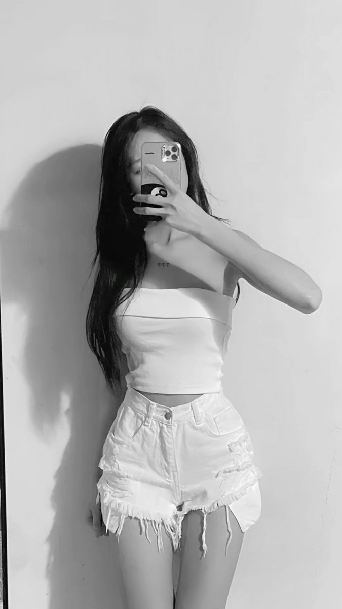 Gái Mặc Áo Crop Top Trắng Và Quần Short Trắng