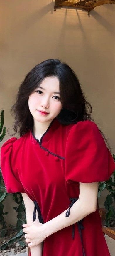 Ảnh Gái Mặc Áo Đỏ Giữa Không Gian Xanh