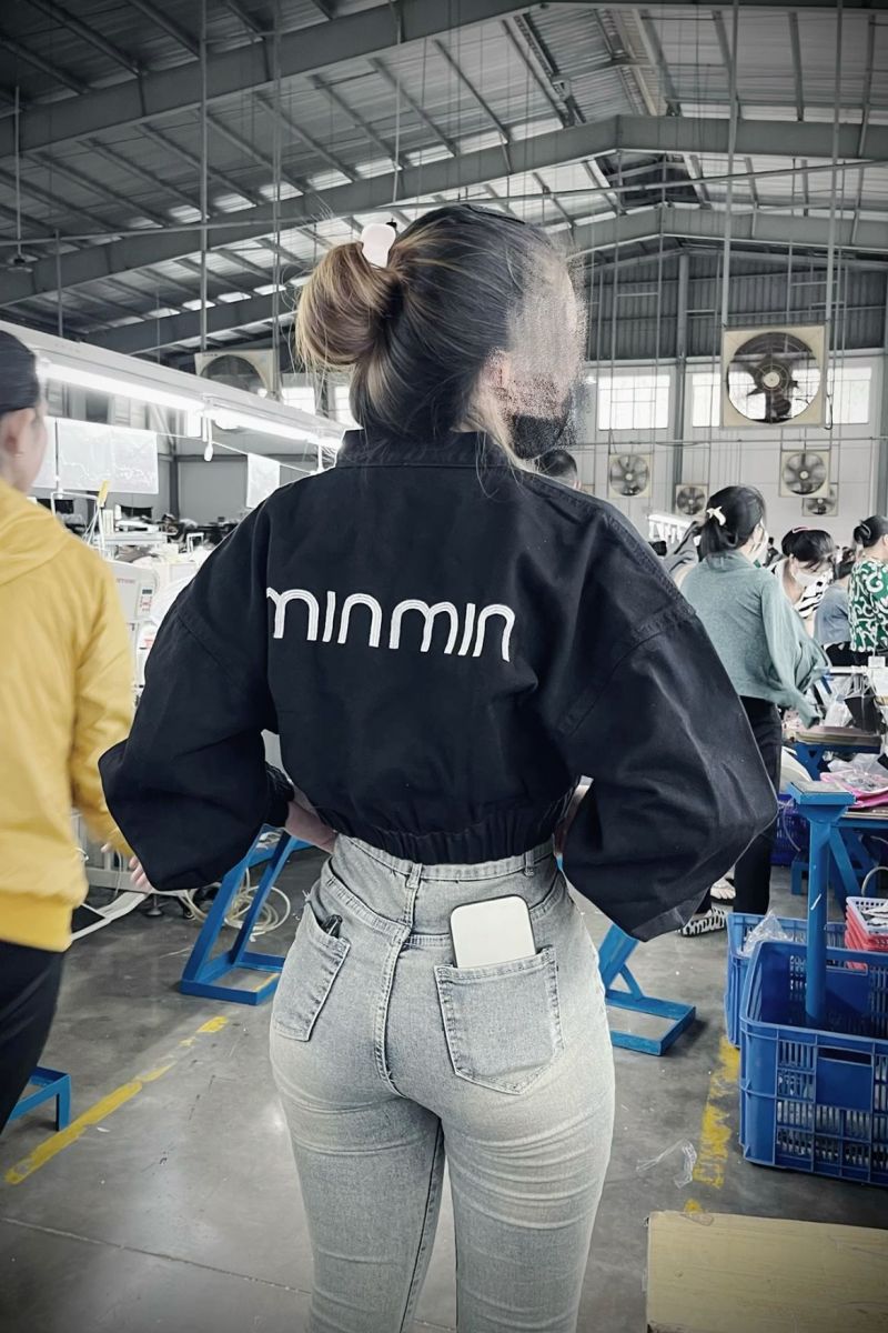 Gái Mặc Áo Khoác Đen Kết Hợp Quần Jeans Sáng Màu