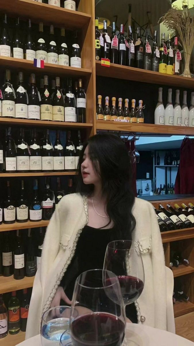 Gái Mặc Áo Khoác Nhe Màu Trắng Và Áo Đen