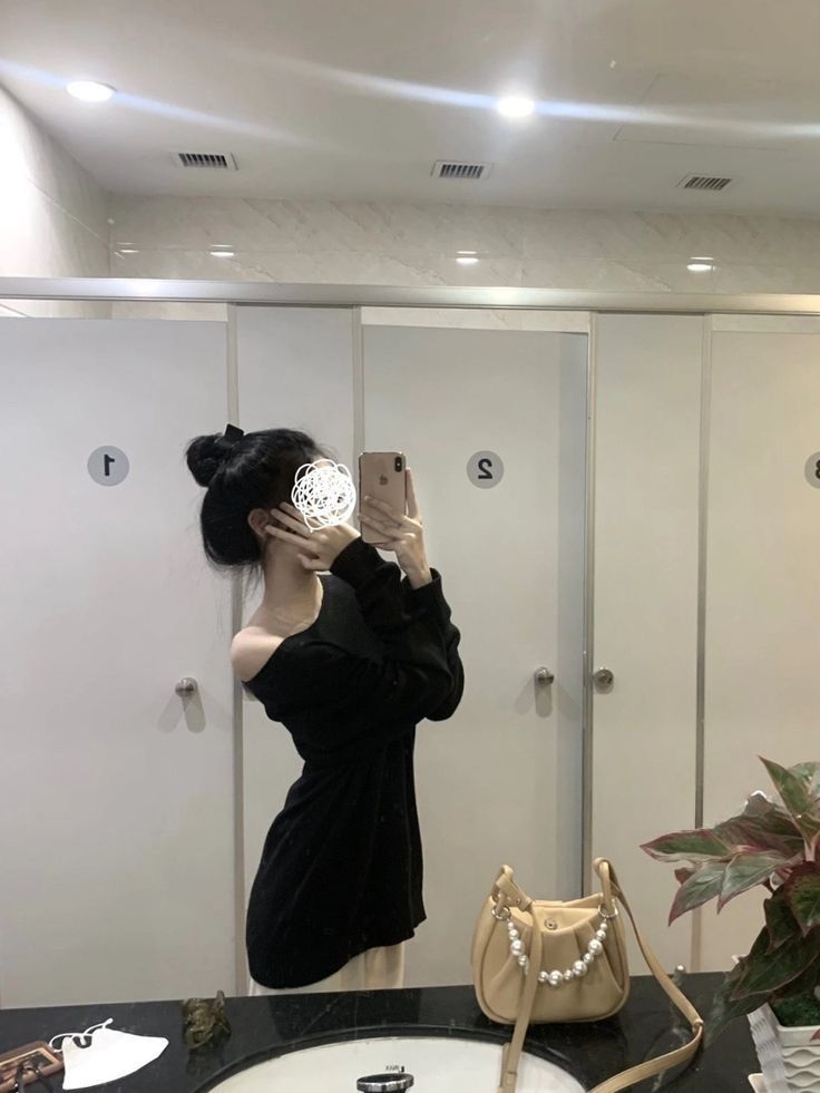 Gái Mặc Áo Len Đen Tạo Dáng Chụp Selfie Sang Trọng