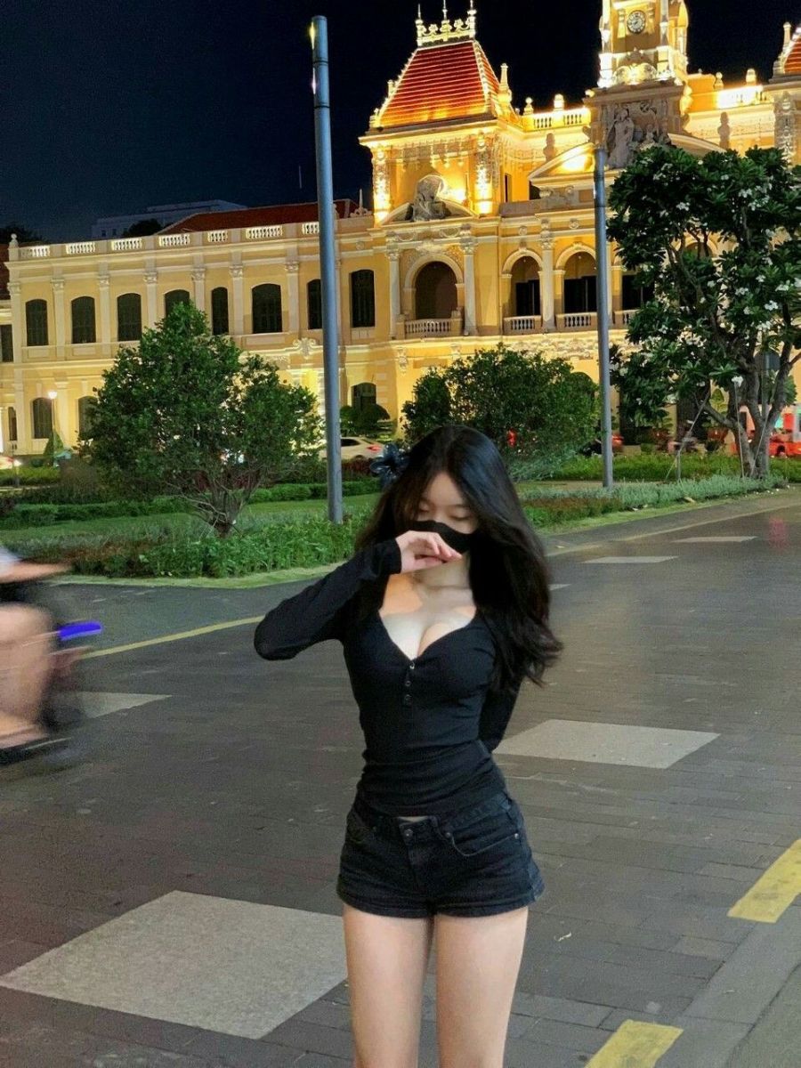 Gái Mặc Áo Phông Đen Và Quần Short Denim