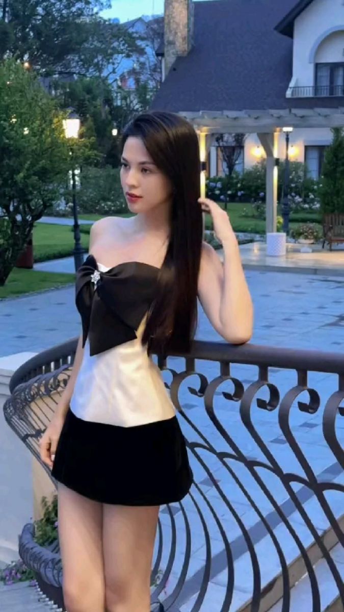 Gái Mặc Áo Sát Nách Đen Trắng Tạo Dáng Sang Trọng