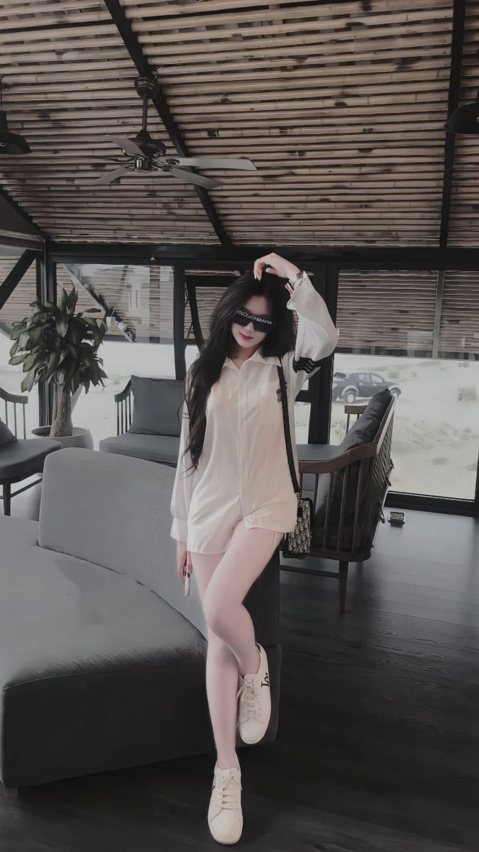 Gái Mặc Áo Sơ Mi Trắng Giày Sneaker Trắng Tự Tin