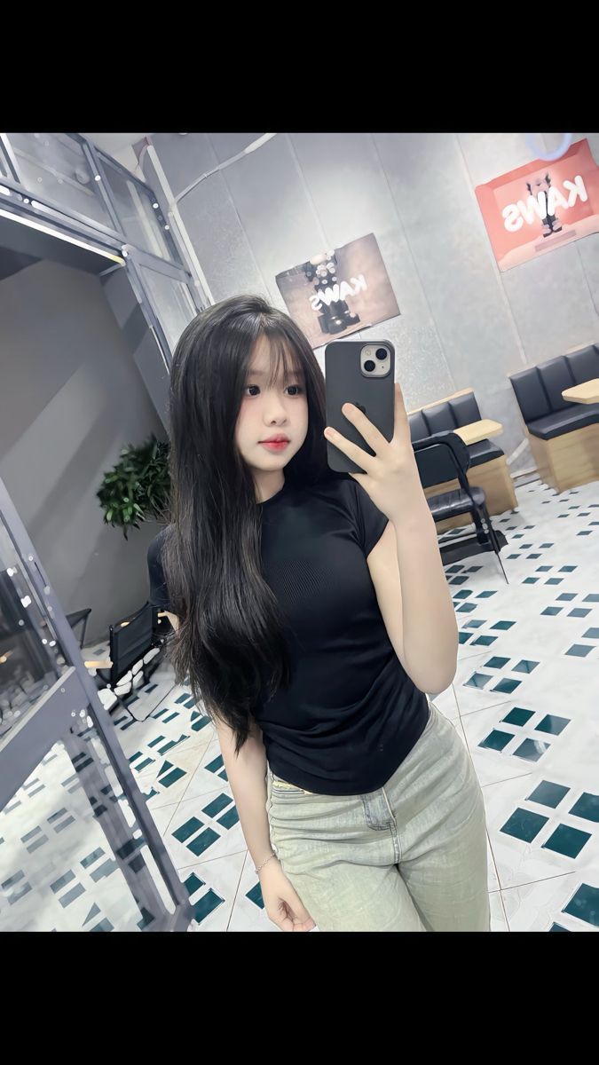 Gái Mặc Áo Thun Đen Quần Jeans Sang Màu Tự Chụp Ảnh Selfie