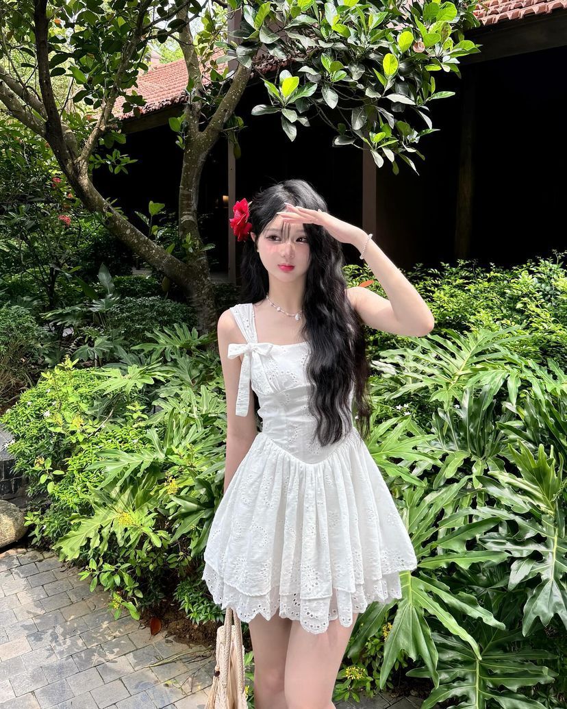 Gái Mặc Đầm Trắng Giữa Không Gian Xanh