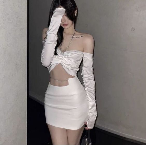 Gái Mặc Đầm Trắng Trong Không Gian Tối Giản