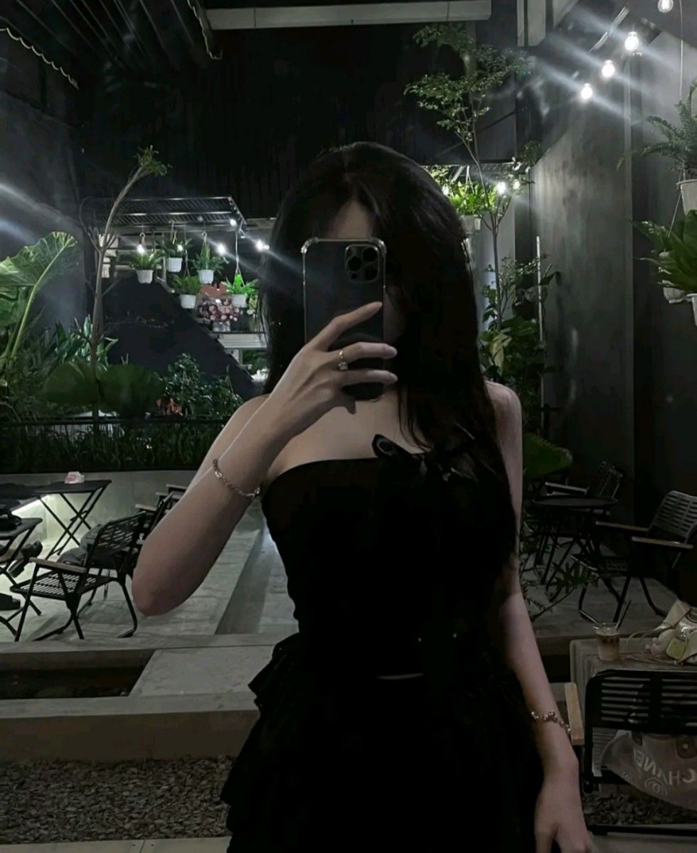 Gái Mặc Váy Đen Tại Quán Cà Phê