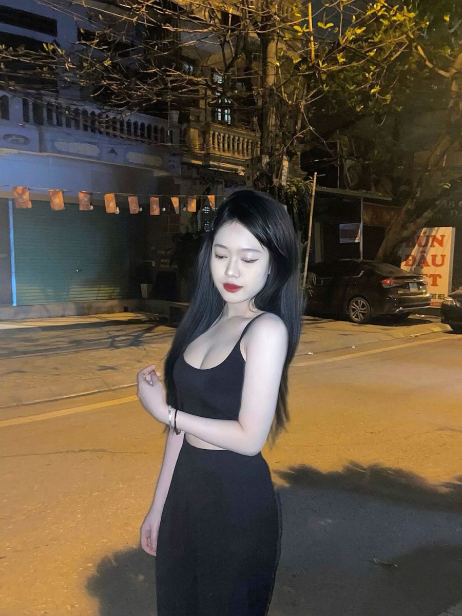 Ảnh Gái Mặc Váy Ngắn Đẹp Đêm Phố