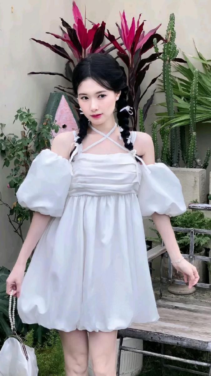 Gái Mặc Váy Trắng Tóc Đen Tết Dưới Cây Xanh