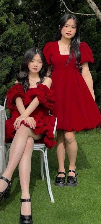Gái Ngồi Mặc Áo Đỏ, Cô Gái Có Trang Phục Cúp Ngực