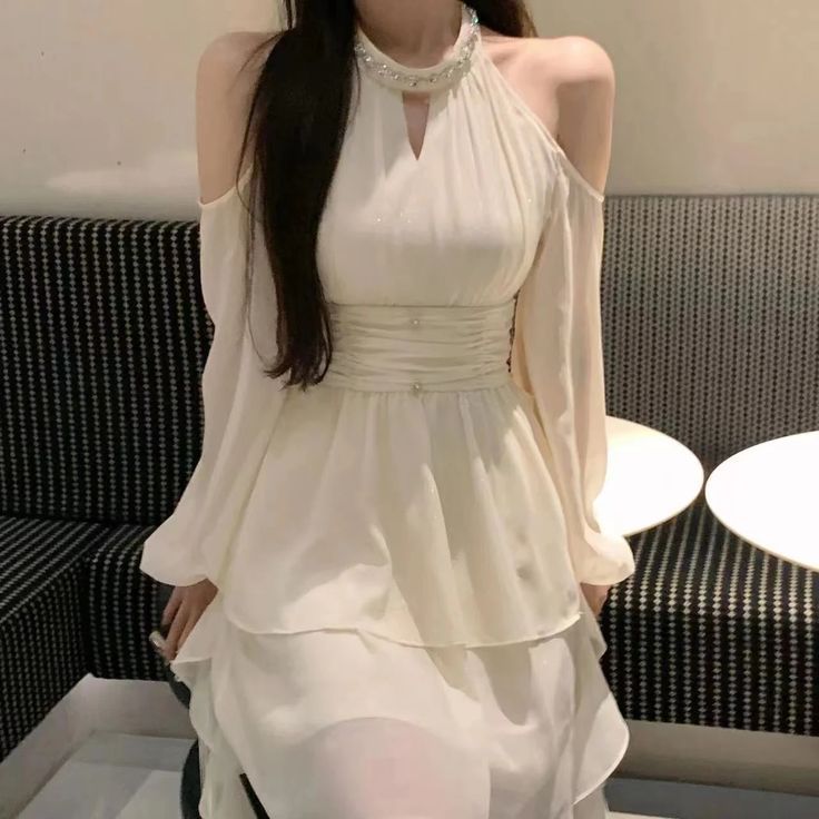 Gái Ngồi Trên Ghế Sofa Trong Quán Cà Phê Sang Trọng