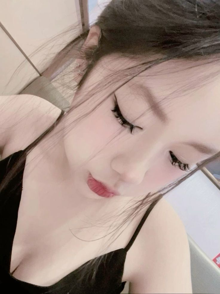Gái Quyến Rũ Mặc Áo Hai Dây Màu Đen