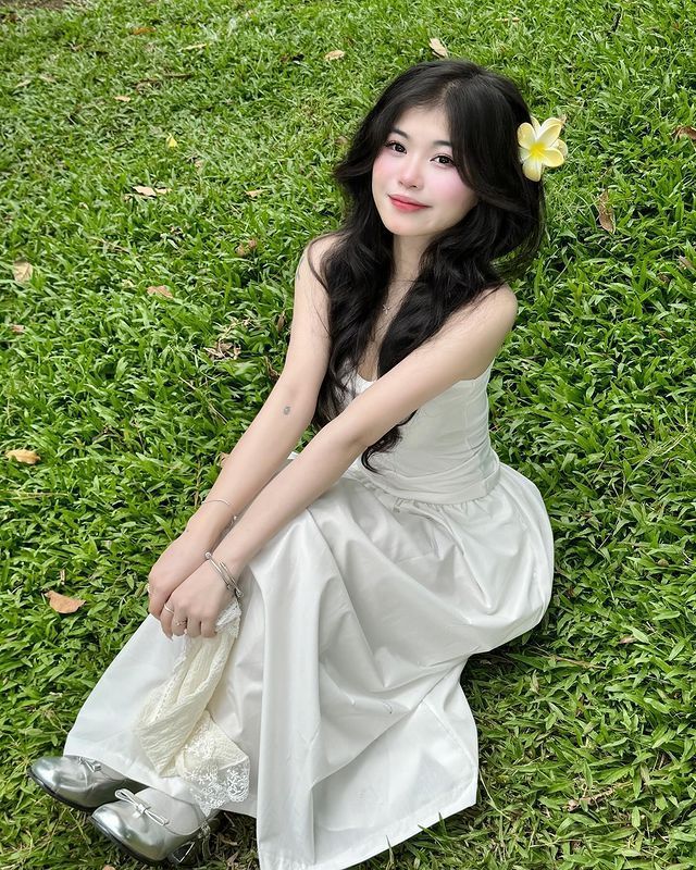 Gái Trẻ Diện Đầm Trắng Giữa Không Gian Yên Bình
