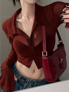 Gái Trẻ Mặc Áo Blouse Đỏ Mỏng Chụp Ảnh Selfie
