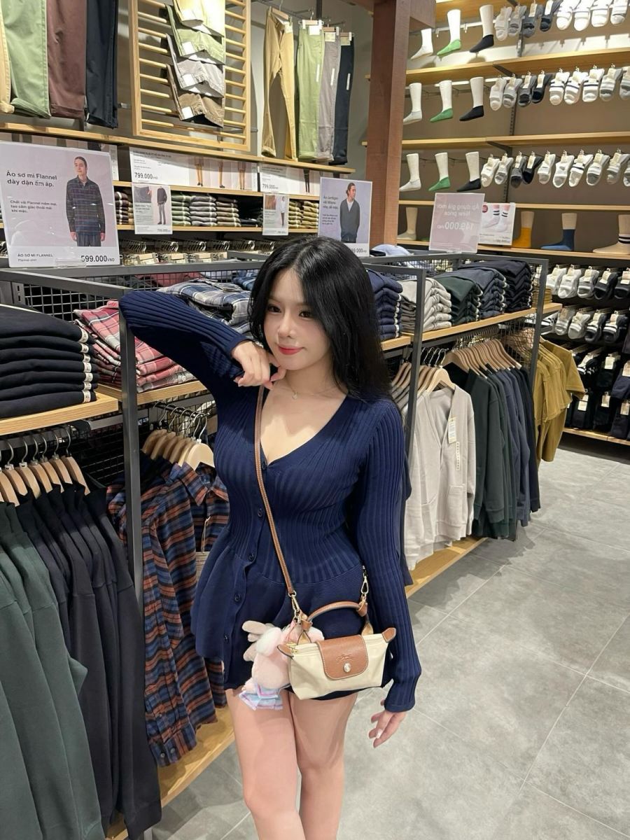 Gái Trẻ Mặc Áo Cardigan Đen Thời Trang