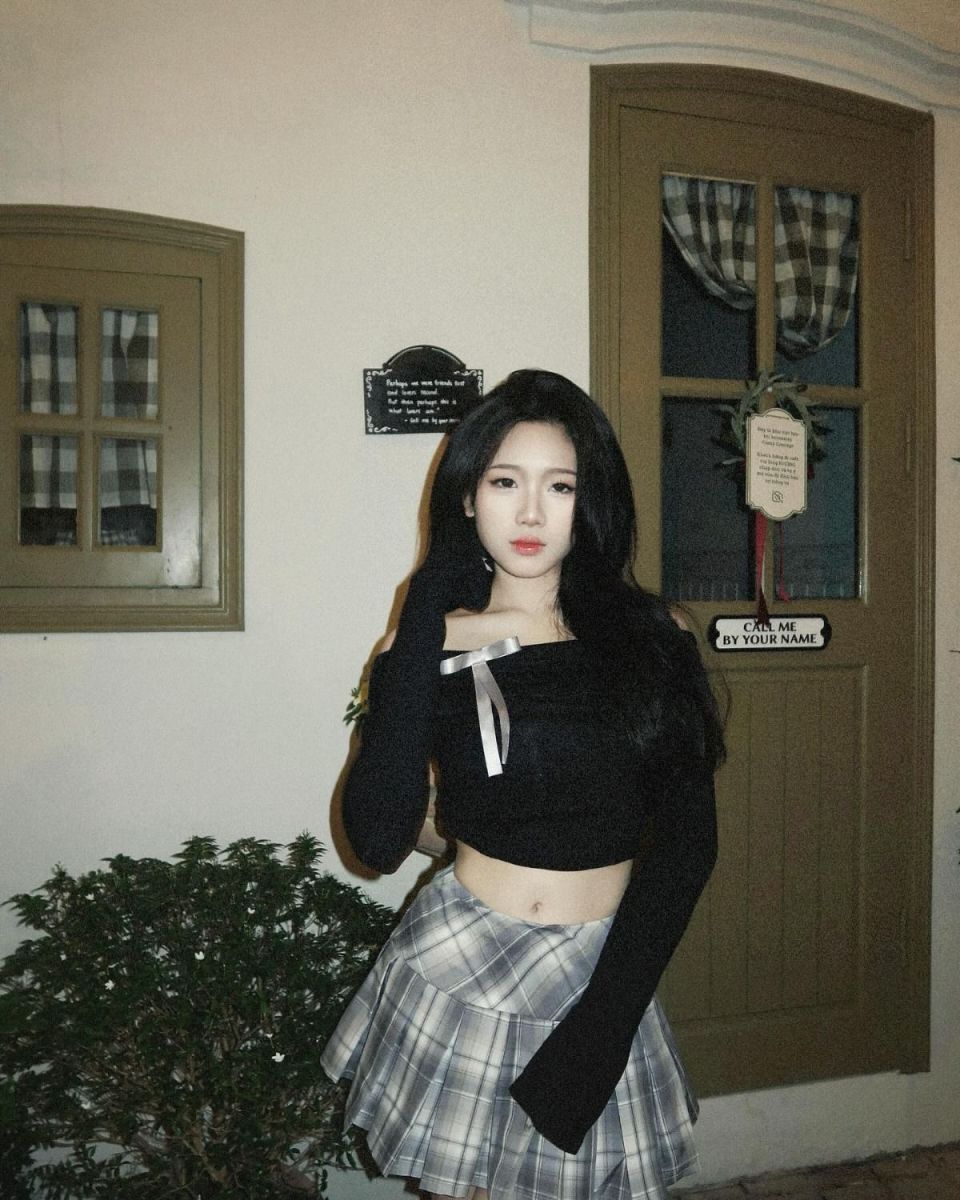 Gái Trẻ Mặc Áo Crop Top Đen Và Chân Váy Kẻ Sọc