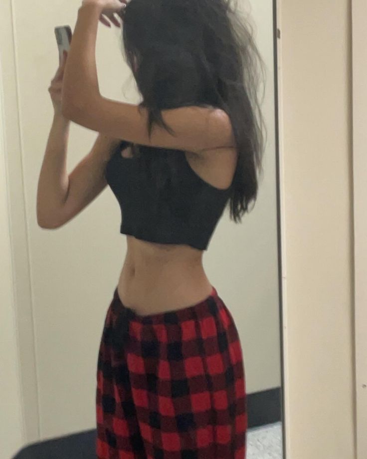 Gái Trẻ Mặc Áo Crop Top Đen Và Quần Pyjama
