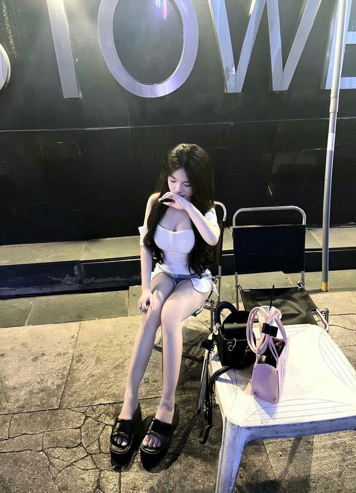 Gái Trẻ Mặc Áo Crop Top Trắng Và Quần Short