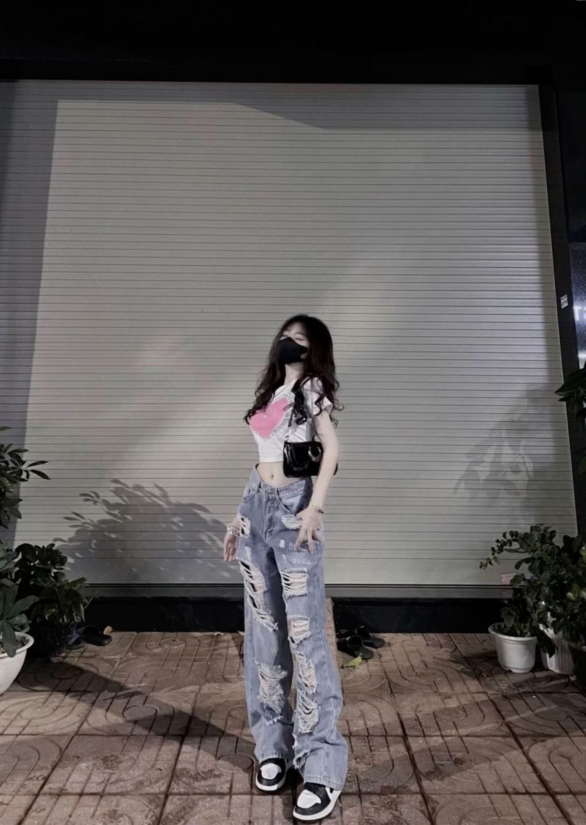 Gái Trẻ Mặc Áo Crop Top Và Quần Jeans Rách