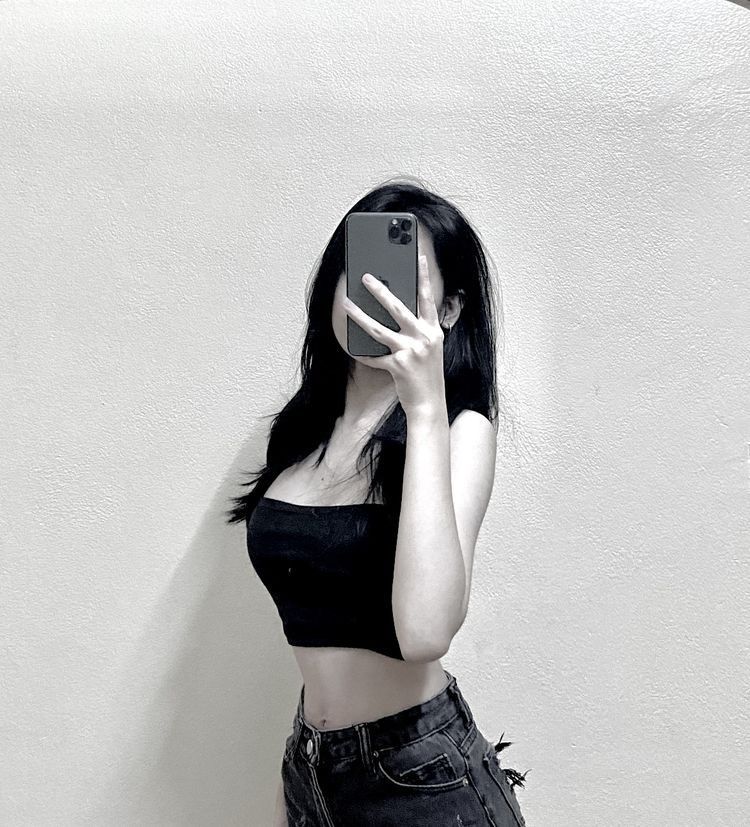 Gái Trẻ Mặc Áo Croptop Đen Và Quần Jeans Ngắn