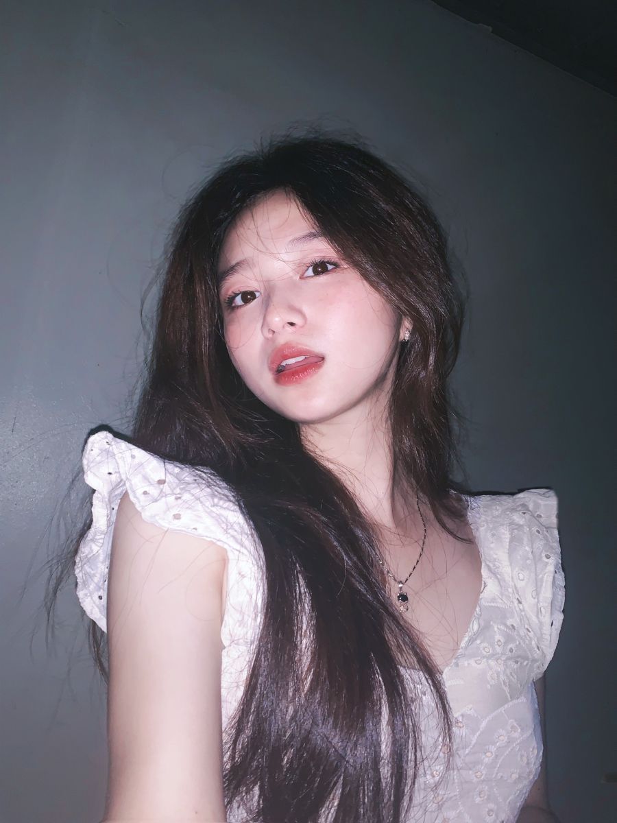 Gái Trẻ Mặc Áo Croptop Trắng Trong Không Gian Tối