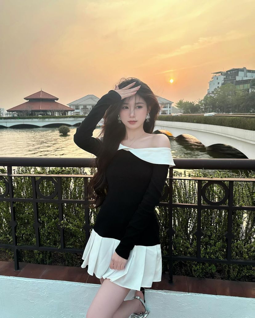 Gái Trẻ Mặc Áo Dài Tay Đen Cùng Chân Váy Trắng