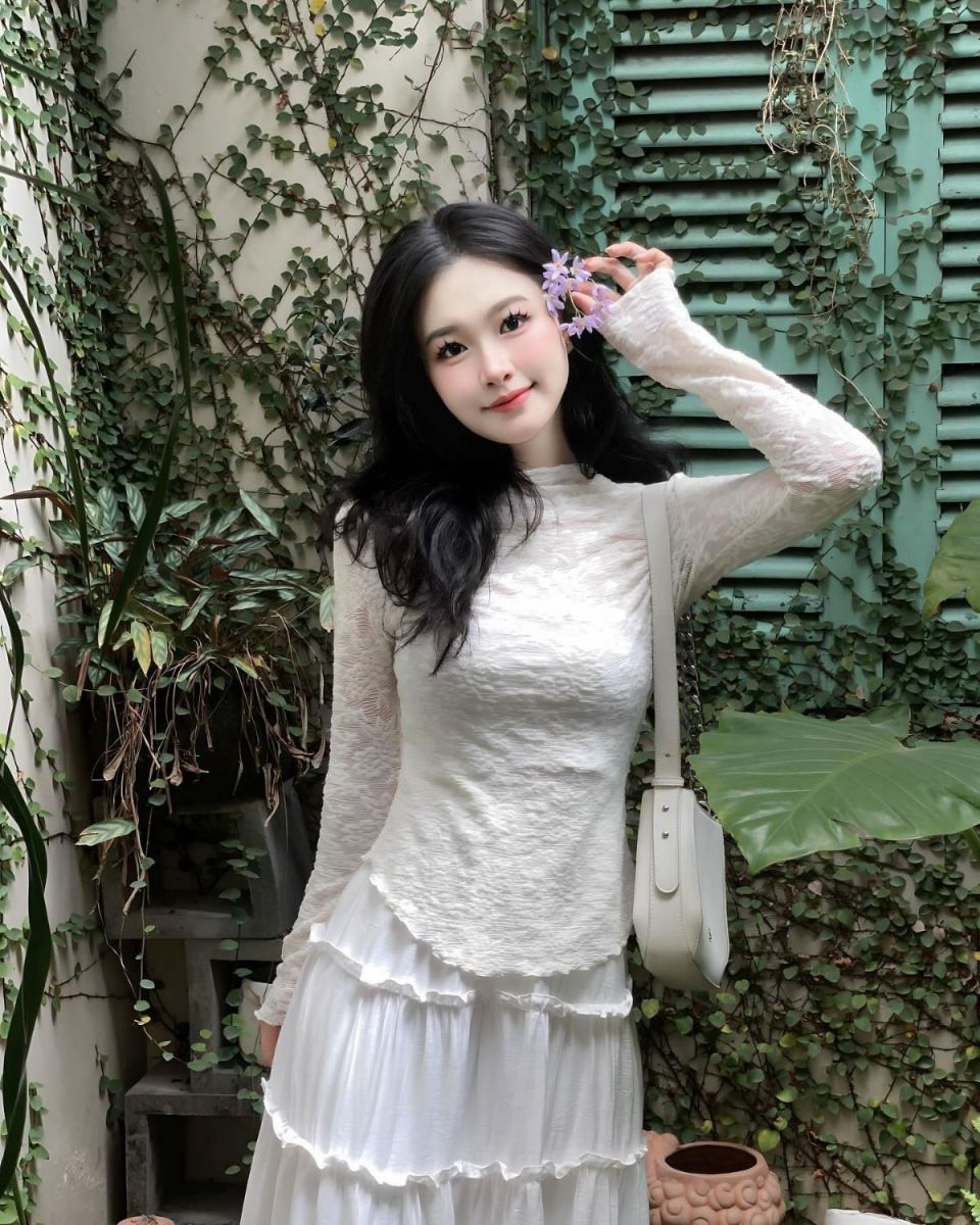 Gái Trẻ Mặc Áo Dài Trắng Nhiều Tầng Trong Khu Vườn Xanh