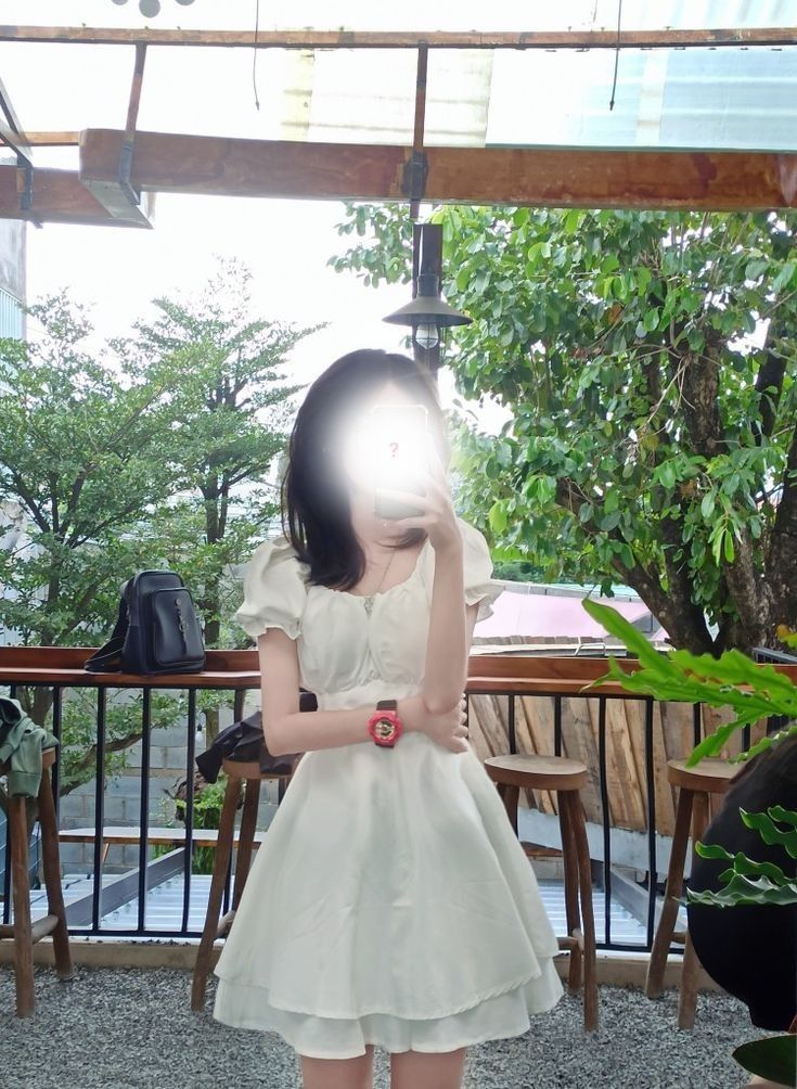 Gái Trẻ Mặc Áo Đầm Trắng Chụp Selfie Trong Quán Cafe