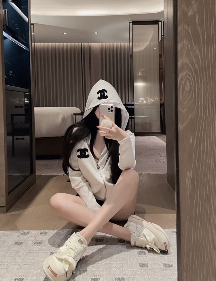 Gái Trẻ Mặc Áo Hoodie Trắng Và Quần Shorts