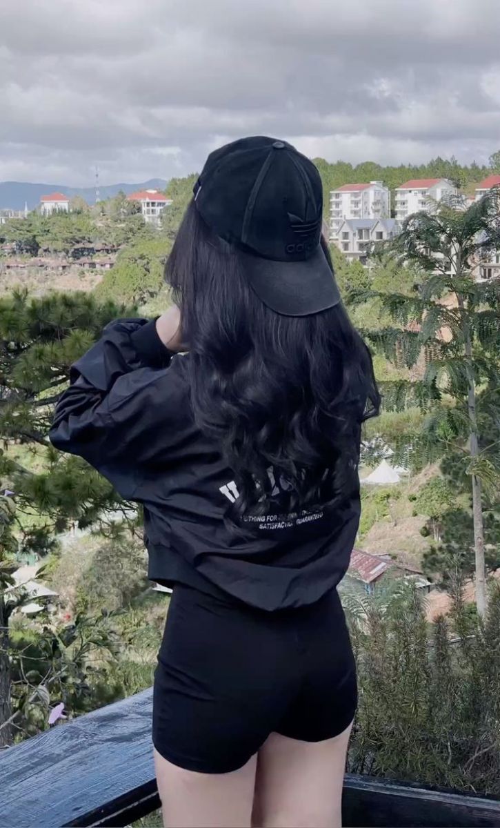Gái Trẻ Mặc Áo Khoác Đen Và Quần Short Đen