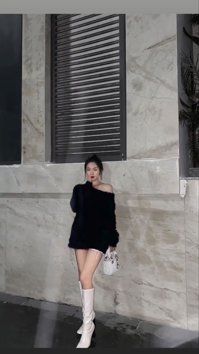Gái Trẻ Mặc Áo Len Den Oversized Chân Dài Đi Giày Boots Trắng