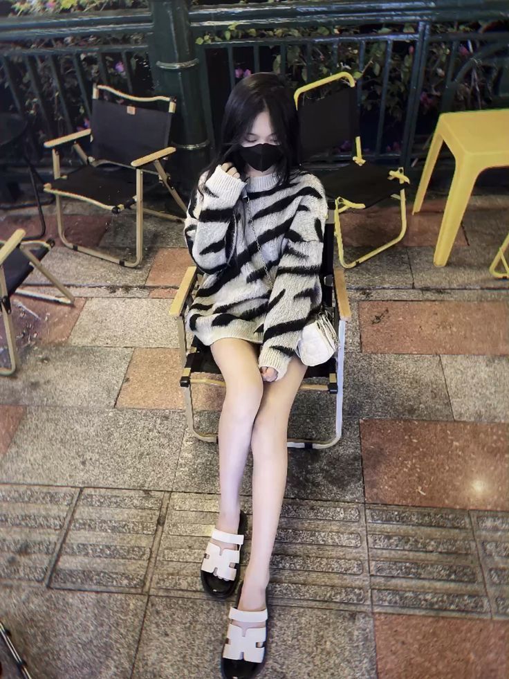 Gái Trẻ Mặc Áo Len Sọc Zebra Ngồi Thoải Mái