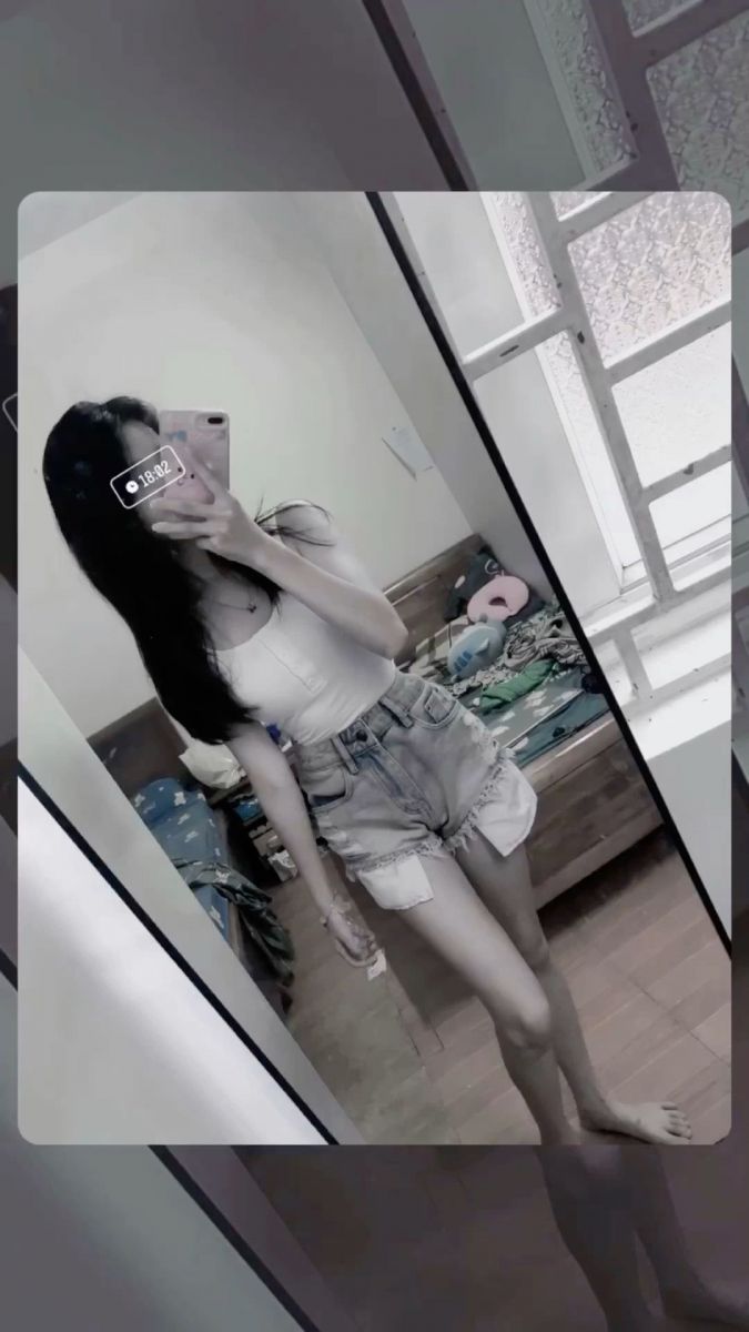 Gái Trẻ Mặc Áo Phông Trắng Và Quần Shorts Ngắn