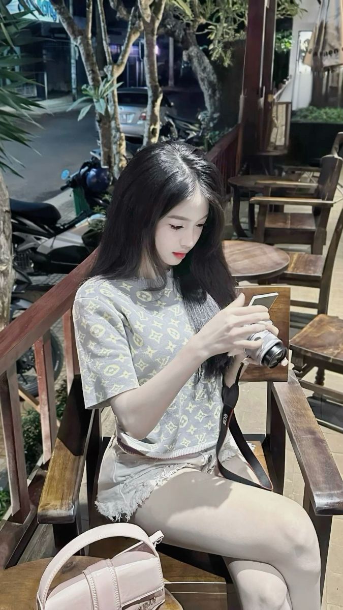 Gái Trẻ Mặc Áo Phông Và Shorts Ngắn