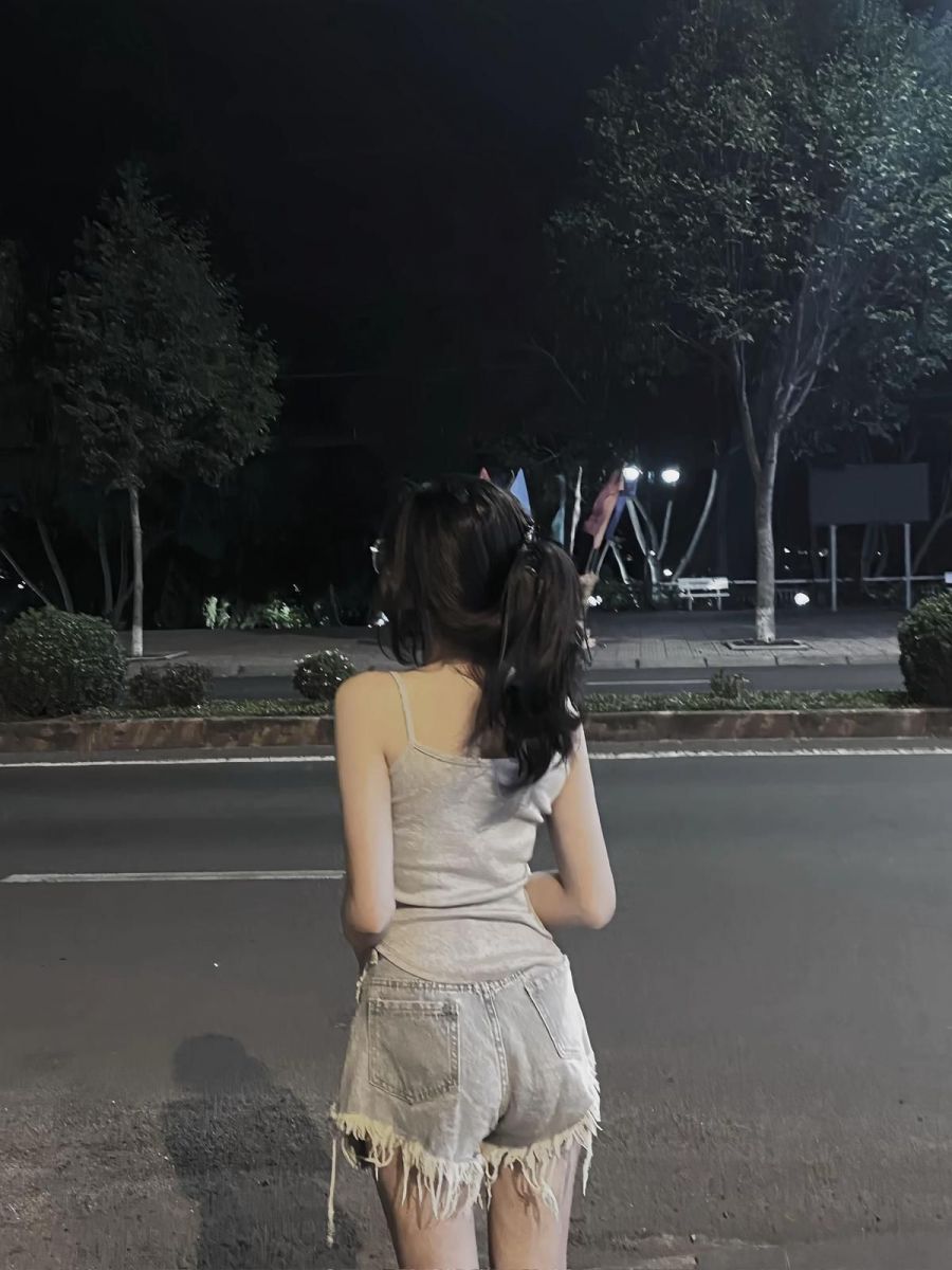 Gái Trẻ Mặc Áo Sát Nách Và Quần Shorts